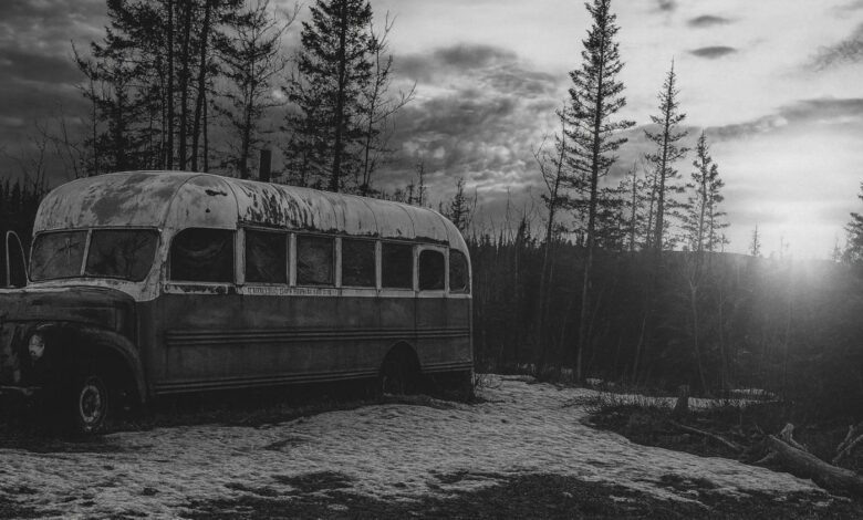 Fotografia realista do Ônibus Mágico de A Natureza Selvagem no Alasca, local onde Christopher McCandless viveu seus últimos dias e que atrai viajantes em busca da mesma experiência.