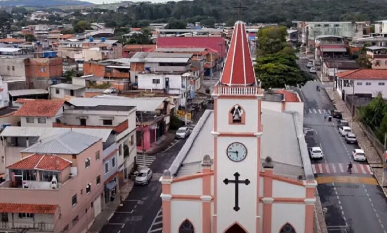 Santa Cruz de Minas é a menor cidade do Brasil, com 3,565 km² e 8 mil habitantes, destacando-se pela economia, artesanato e turismo cultural.