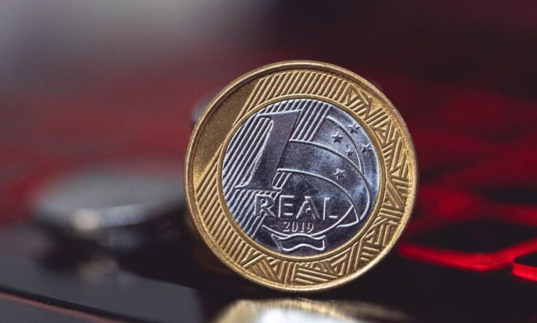 Moeda de 1 real com núcleo prateado e anel dourado, representando moedas raras e valiosas em 2025.