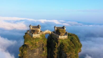 Entre as montanhas da China, na província de Guizhou, a lendária montanha Fanjing revela a verdadeira Cidade no Céu, um cenário de templos suspensos entre as nuvens que parece desafiar a realidade.