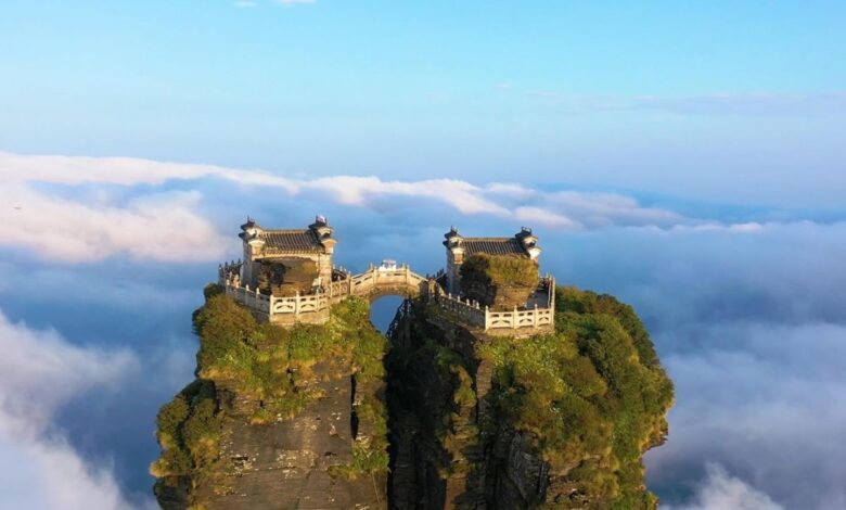 Entre as montanhas da China, na província de Guizhou, a lendária montanha Fanjing revela a verdadeira Cidade no Céu, um cenário de templos suspensos entre as nuvens que parece desafiar a realidade.