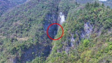 Uma mulher na China descobre uma casa gigante de cinco andares escondida em uma gruta remota de Guizhou, despertando mistério e curiosidade sobre quem construiu a estrutura e por que foi abandonada.