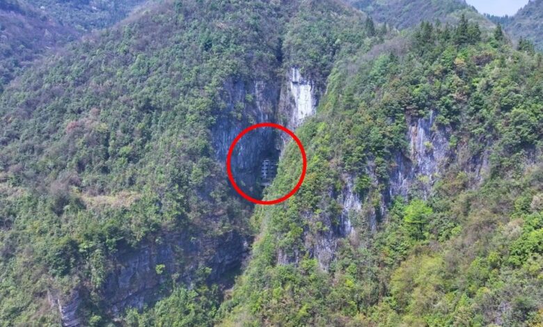 Uma mulher na China descobre uma casa gigante de cinco andares escondida em uma gruta remota de Guizhou, despertando mistério e curiosidade sobre quem construiu a estrutura e por que foi abandonada.