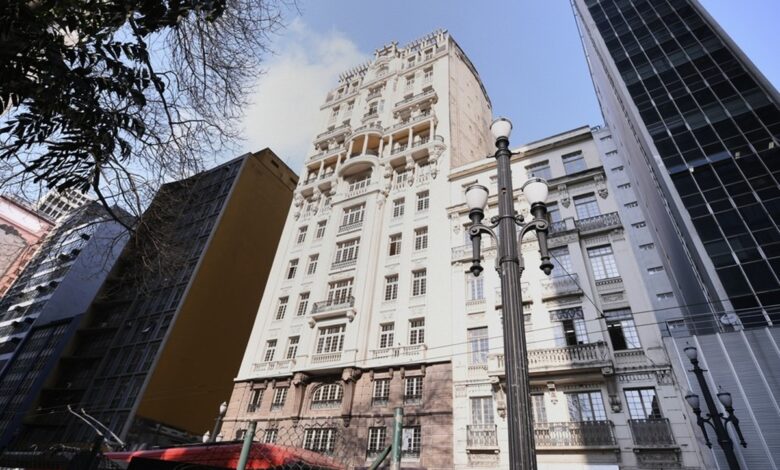 Com 12 andares e 50 metros, o Edifício Sampaio Moreira completa 105 anos como o primeiro arranha-céu de São Paulo e marco da arquitetura eclética.
