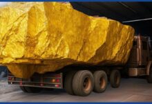 O ouro, forjado em estrelas que explodiram antes da própria Terra, atravessa eras até a mineração e o refino modernos, revelando a origem cósmica do metal mais valioso.