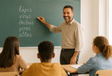 Professor ensina palavras do português que não possuem plural, como lápis, ônibus e vírus.