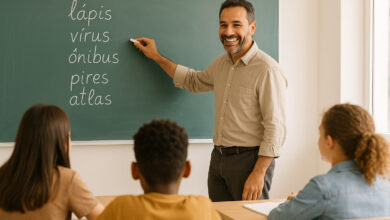 Professor ensina palavras do português que não possuem plural, como lápis, ônibus e vírus.