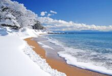 Existe uma praia onde a neve, a areia e o mar se encontram em um cenário único, um espetáculo tão raro que foi reconhecido pela UNESCO