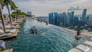 O Marina Bay Sands é o resort integrado mais icônico de Singapura, com piscina infinita no SkyPark e arquitetura que redefine o turismo mundial.