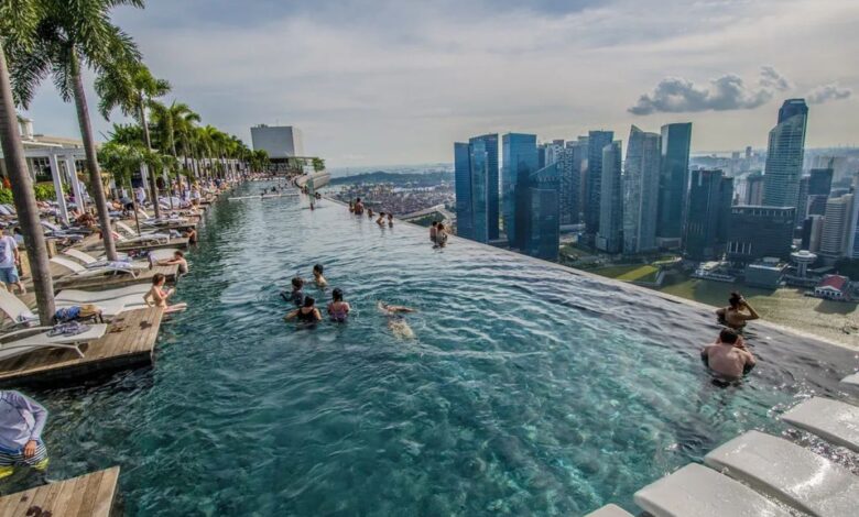 O Marina Bay Sands é o resort integrado mais icônico de Singapura, com piscina infinita no SkyPark e arquitetura que redefine o turismo mundial.