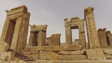 O Irã sofre afundamento do solo de até 25 cm por ano, colocando em risco sítios históricos como Persépolis. Especialistas da Unesco reforçam a urgência de manejo sustentável das águas subterrâneas.