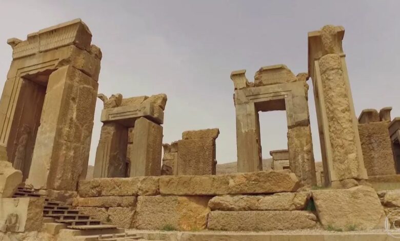 O Irã sofre afundamento do solo de até 25 cm por ano, colocando em risco sítios históricos como Persépolis. Especialistas da Unesco reforçam a urgência de manejo sustentável das águas subterrâneas.