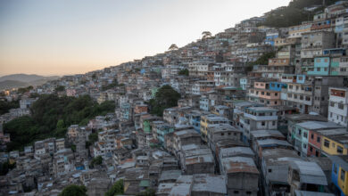 Com mais de 100 mil pessoas comprimidas em menos de 1 km², esta comunidade brasileira abriga mais gente por quilômetro quadrado do que Hong Kong