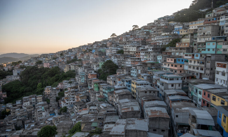 Com mais de 100 mil pessoas comprimidas em menos de 1 km², esta comunidade brasileira abriga mais gente por quilômetro quadrado do que Hong Kong