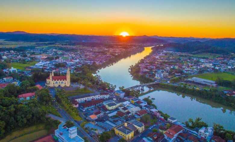 As 15 cidades pequenas mais surpreendentes de Santa Catarina oferecem qualidade real de vida, custo de vida mais leve e rotina mais tranquila nas cidades pequenas, mostrando por que Santa Catarina virou destino de famílias que buscam viver melhor.
