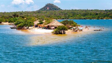 Alter do Chão reúne praias de água doce, areia branca e águas claras no Rio Tapajós, com cultura ribeirinha e turismo sustentável na Amazônia.