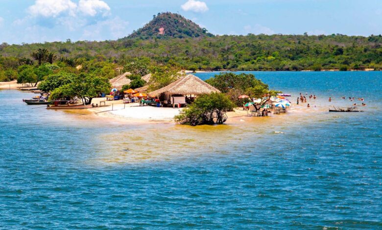 Alter do Chão reúne praias de água doce, areia branca e águas claras no Rio Tapajós, com cultura ribeirinha e turismo sustentável na Amazônia.