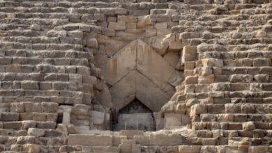 Entrada selada na face leste da Pirâmide de Miquerinos, em Gizé, Egito, possivelmente indicando uma passagem oculta descoberta por pesquisadores do projeto Scan Pyramids