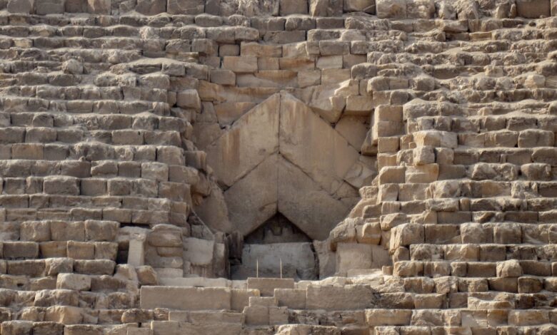 Entrada selada na face leste da Pirâmide de Miquerinos, em Gizé, Egito, possivelmente indicando uma passagem oculta descoberta por pesquisadores do projeto Scan Pyramids