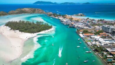 Cabo Frio é destaque da Região dos Lagos, com Praia do Forte, Ilha do Japonês e dicas para curtir a alta temporada com boa estrutura, lazer e visual caribenho.