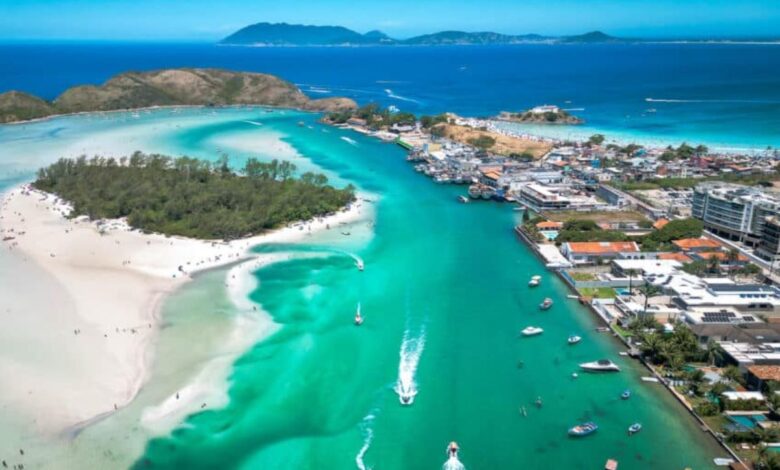 Cabo Frio é destaque da Região dos Lagos, com Praia do Forte, Ilha do Japonês e dicas para curtir a alta temporada com boa estrutura, lazer e visual caribenho.