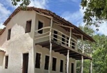 Única casa de taipa com primeiro andar do Brasil fica no Crato e simboliza a engenhosidade, resistência e cultura do sertanejo nordestino