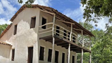 Única casa de taipa com primeiro andar do Brasil fica no Crato e simboliza a engenhosidade, resistência e cultura do sertanejo nordestino