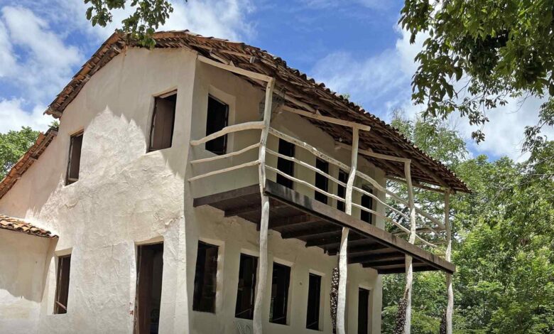 Única casa de taipa com primeiro andar do Brasil fica no Crato e simboliza a engenhosidade, resistência e cultura do sertanejo nordestino