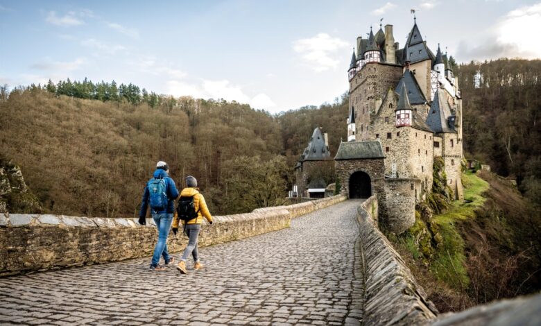 O castelo medieval que nunca foi destruído e ainda pertence à mesma família há mais de 850 anos (33 gerações)