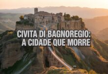 Suspensa sobre um penhasco de 443 metros e acessível apenas por uma ponte pedonal de 300 metros construída nos anos 1960, a vila italiana de Civita di Bagnoregio resiste à erosão e mantém viva “a cidade que morre”