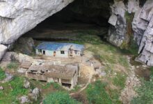 Reportagem mostra família em Guizhou que vive em casa construída dentro da rocha, em caverna gigante entre montanhas, num paraíso secreto com rio subterrâneo cristalino.