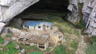 Reportagem mostra família em Guizhou que vive em casa construída dentro da rocha, em caverna gigante entre montanhas, num paraíso secreto com rio subterrâneo cristalino.