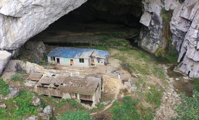 Reportagem mostra família em Guizhou que vive em casa construída dentro da rocha, em caverna gigante entre montanhas, num paraíso secreto com rio subterrâneo cristalino.