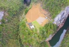 A aldeia secreta no topo da montanha em Hubei, acessada por cavernas profundas, trilhas estreitas e paisagem que revela um verdadeiro paraíso oculto