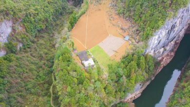 A aldeia secreta no topo da montanha em Hubei, acessada por cavernas profundas, trilhas estreitas e paisagem que revela um verdadeiro paraíso oculto