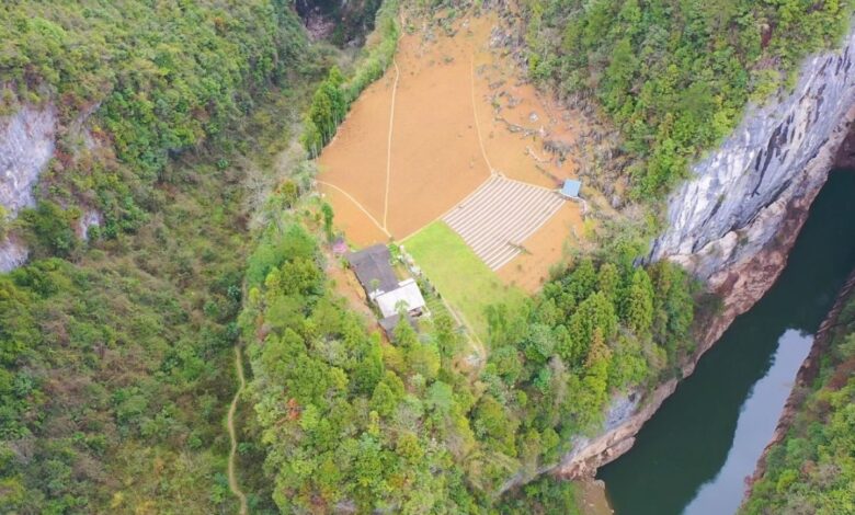 A aldeia secreta no topo da montanha em Hubei, acessada por cavernas profundas, trilhas estreitas e paisagem que revela um verdadeiro paraíso oculto