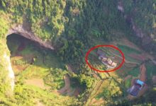 Cinco famílias vivem em uma cova natural em Wulong, em Chongqing, formando um paraíso escondido em um vale autossuficiente que revela um modo de vida único.