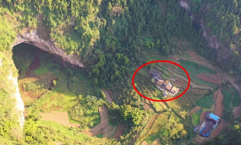 Cinco famílias vivem em uma cova natural em Wulong, em Chongqing, formando um paraíso escondido em um vale autossuficiente que revela um modo de vida único.