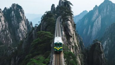A ferrovia pendurada em Huangshan eleva viajantes a 500 metros de altura sobre penhascos, cruzando a montanha de Huangshan e o parque de Huangshan em minutos. O trajeto combina o teleférico Yungu, trilhas panorâmicas e o lendário mar de nuvens, revelando a experiência mais impressionante da China moderna.