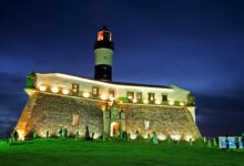 Construído com pedra, cal e técnica naval há quase cinco séculos, este Forte brasileiro é o mais antigo das Américas e segue firme diante do mar de Salvador,