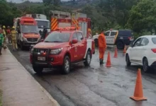 Gari c@i embaixo de caminhão e m0rre, enquanto o motorista fazia s... Ler mais