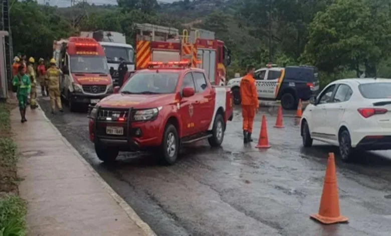 Gari c@i embaixo de caminhão e m0rre, enquanto o motorista fazia s... Ler mais