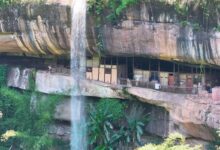 Na vila escondida nas montanhas da China, na província de Guizhou, a Gruta de Shuilian abriga idosos que vivem entre cascatas e bambus há mais de um século, em um cenário único de tradição e simplicidade.