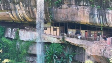 Na vila escondida nas montanhas da China, na província de Guizhou, a Gruta de Shuilian abriga idosos que vivem entre cascatas e bambus há mais de um século, em um cenário único de tradição e simplicidade.