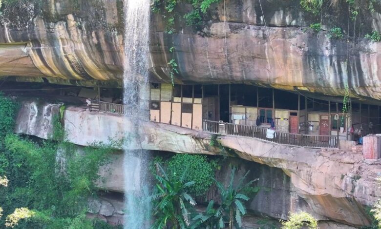 Na vila escondida nas montanhas da China, na província de Guizhou, a Gruta de Shuilian abriga idosos que vivem entre cascatas e bambus há mais de um século, em um cenário único de tradição e simplicidade.