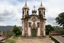 Com obra iniciada em 1766 e fachada esculpida em pedra-sabão por Aleijadinho, a Igreja de São Francisco de Assis em Ouro Preto desafia o tempo há mais de 250 anos, resistindo ao clima serrano e se firmando como um dos maiores feitos da engenharia e arte colonial brasileira