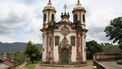 Com obra iniciada em 1766 e fachada esculpida em pedra-sabão por Aleijadinho, a Igreja de São Francisco de Assis em Ouro Preto desafia o tempo há mais de 250 anos, resistindo ao clima serrano e se firmando como um dos maiores feitos da engenharia e arte colonial brasileira