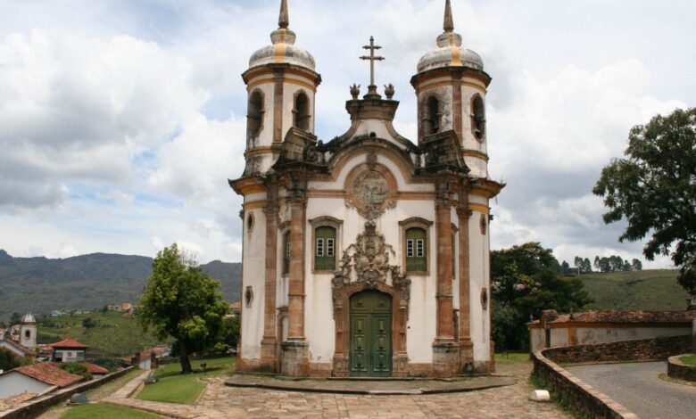 Com obra iniciada em 1766 e fachada esculpida em pedra-sabão por Aleijadinho, a Igreja de São Francisco de Assis em Ouro Preto desafia o tempo há mais de 250 anos, resistindo ao clima serrano e se firmando como um dos maiores feitos da engenharia e arte colonial brasileira