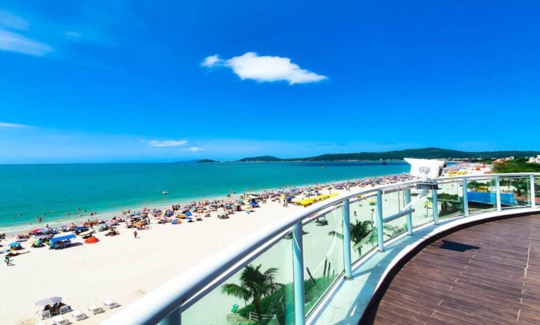 Descubra por que a ilha catarinense de Florianópolis virou refúgio de surfistas e famílias, com praias variadas, clima ameno o ano todo e experiências completas à beira-mar.