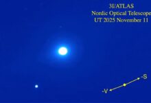 Novas imagens do 3I/ATLAS revelam um cometa interestelar intacto após o periélio, com jatos gigantes que intrigam Avi Loeb e ampliam o debate científico sobre sua verdadeira natureza.